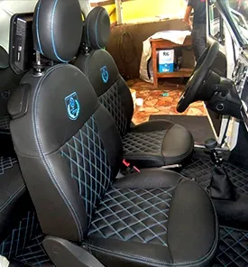 Bancos customizados em couro preto com costura azul
